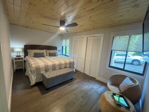 3 عدّة غرف نوم وخزنة داخل الغرفة ومكتب ومكواة/لوح كي