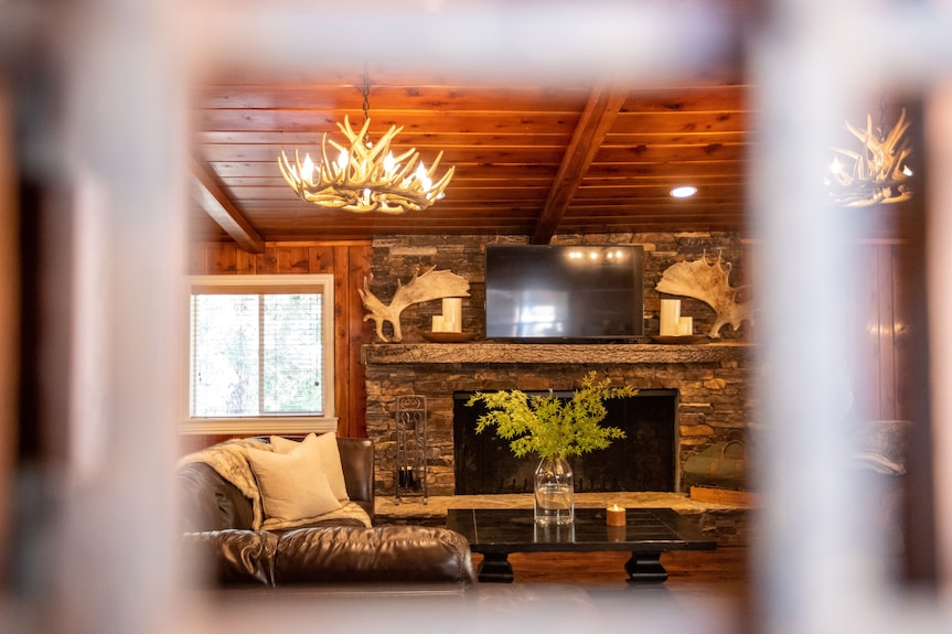 Secluded Cabin On 20 Beautiful, Wooded Acres. Hot Tub, 3 Fireplaces, Pool Table. - Fontana, CA