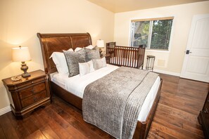5 bedrooms, in-room safe, desk, iron/ironing board - Secluded cabin on 20 beautiful, wooded acres. Hot tub, 3 fireplaces, pool table. (Crestline)