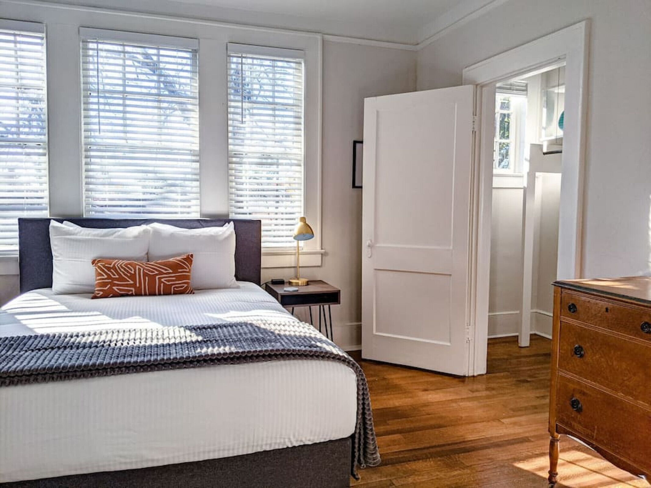 2 bedrooms, desk, iron/ironing board, travel cot