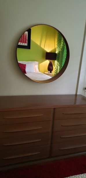 King size bedroom - Newly Remodeled Mid-Century Modern Cottage - 10 minutes from downtown (Orlando)