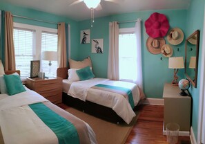 Twin bedroom - Newly Remodeled Mid-Century Modern Cottage - 10 minutes from downtown (Orlando)