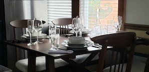 Dining table - Newly Remodeled Mid-Century Modern Cottage - 10 minutes from downtown (Orlando)