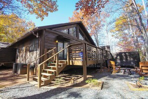 Exterior - Treehouse C - A Suite Getaway for Two (Bryson City)