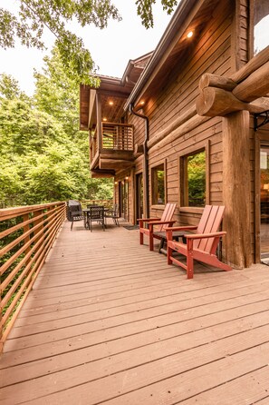 Outdoor dining - Watershed 1 - Modern-Rustic, Luxury, One King Bedroom Cabin (Bryson City)