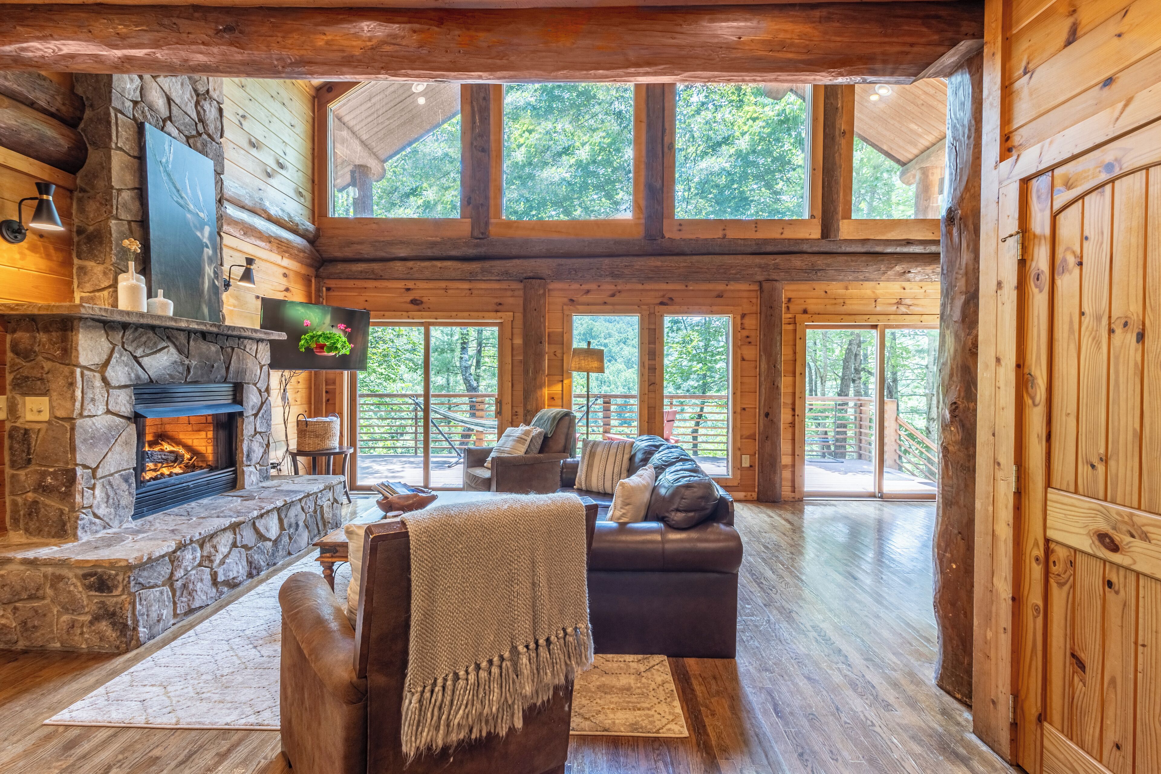 Televisie en een open haard