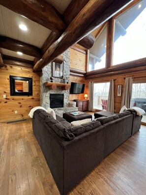 Una televisión, una chimenea