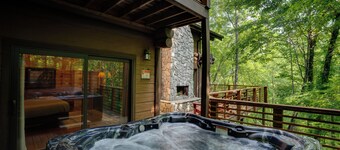 Watershed 6 - Spacious 3 Story Cabin that can Sleep up to 12 People!