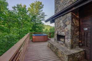 Outdoor spa tub - Watershed 7 - Ideal for Couples' Retreat or Family Gathering (Bryson City)