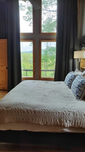 2 bedrooms, iron/ironing board, internet