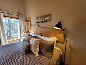 1 slaapkamer, pillowtop-bedden, een strijkplank/strijkijzer, internet