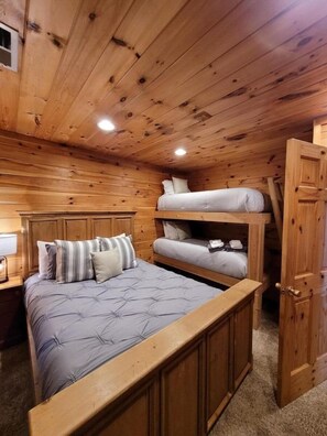 5 bedrooms, iron/ironing board, Internet