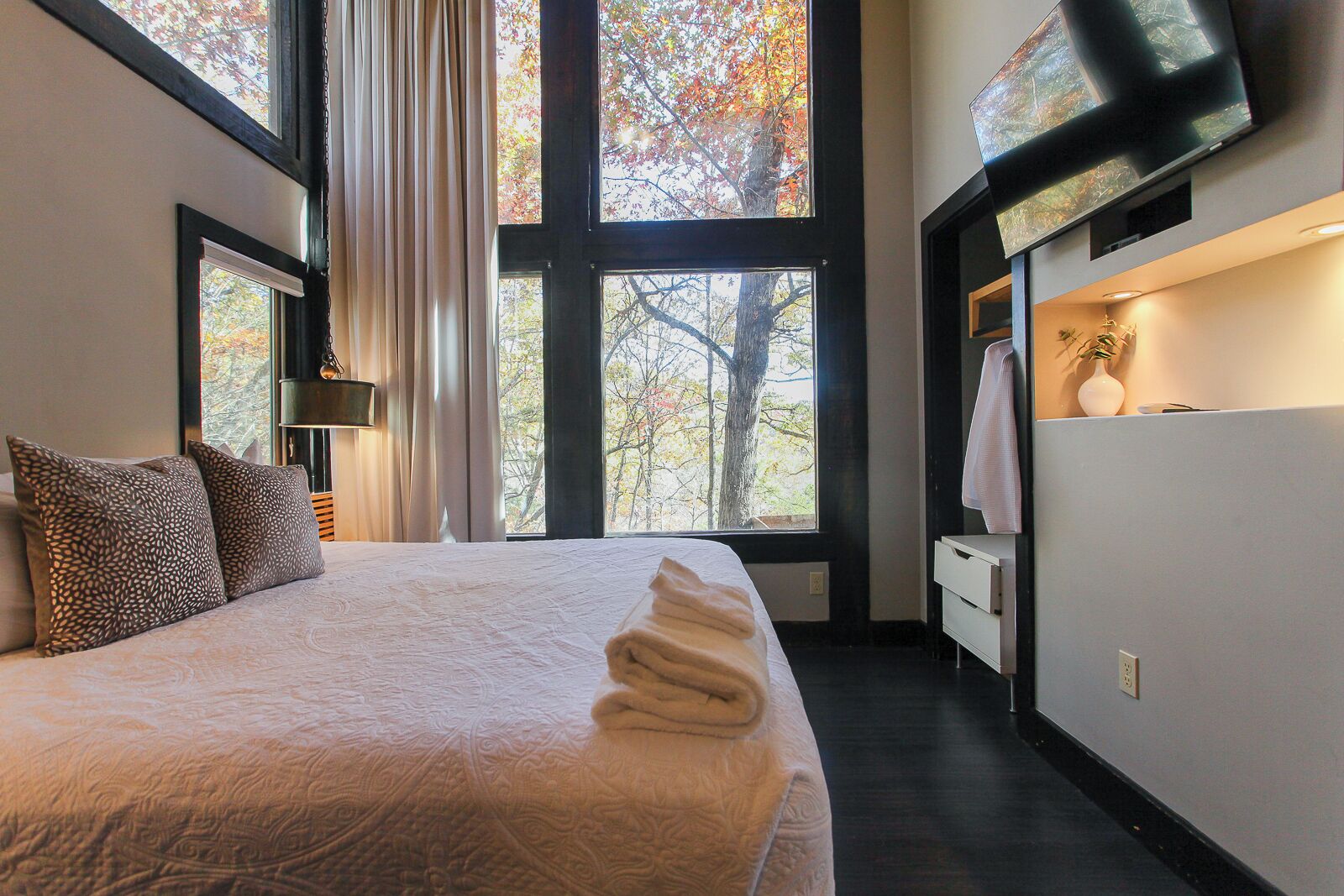 1 bedroom, iron/ironing board, internet