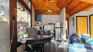 Un espacio habitable compacto con comedor, cocina y zona de estar.