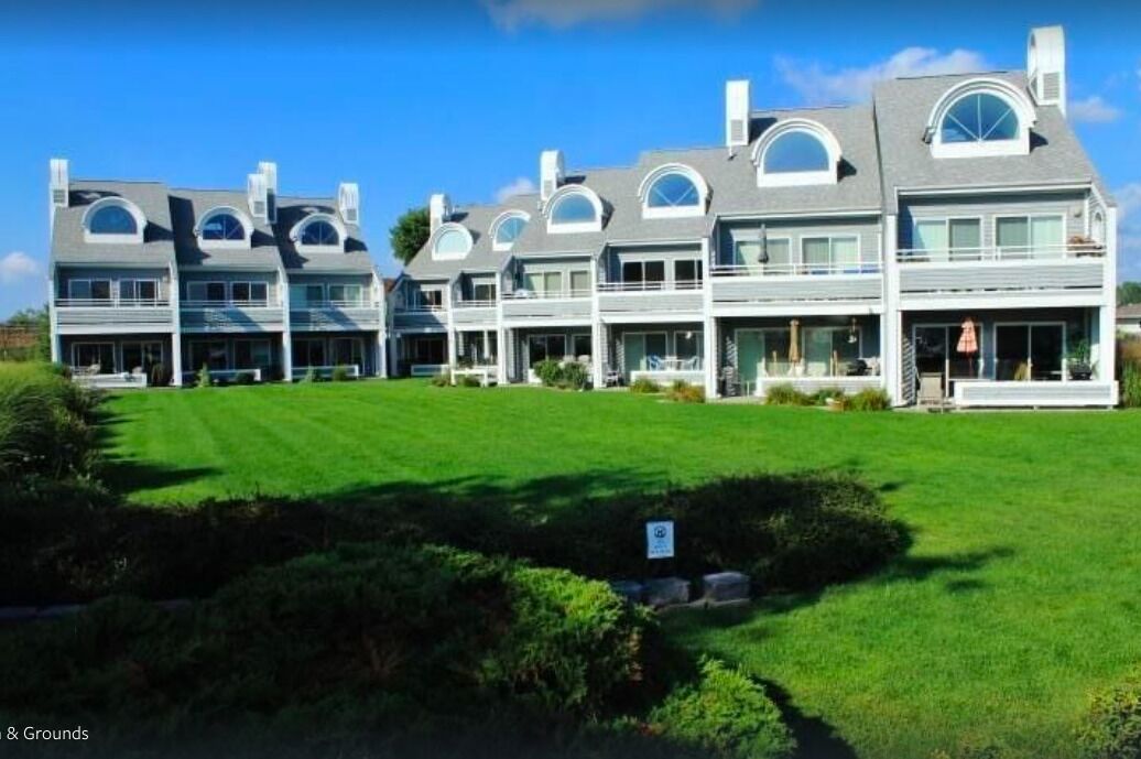 Waterfront Condo in Beautiful Spring Lake / bike path to Grand Haven