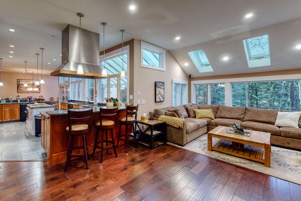 Télévision, cheminée, jeux vidéo, lecteur de DVD