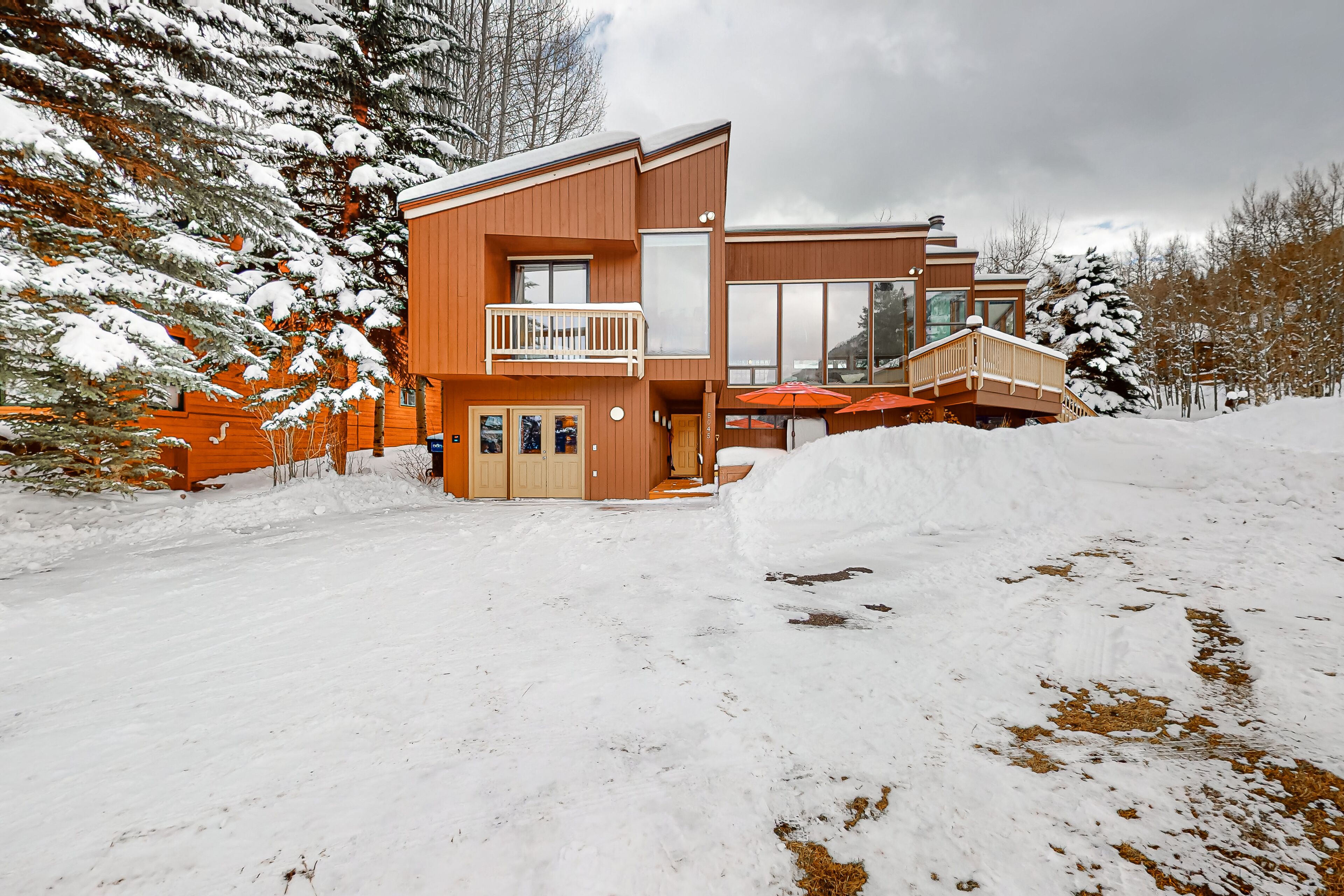 Mountain home with breathtaking views, private hot tub, free WiFi, gas fireplace