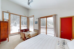 4 bedrooms, iron/ironing board, Internet, bed sheets
