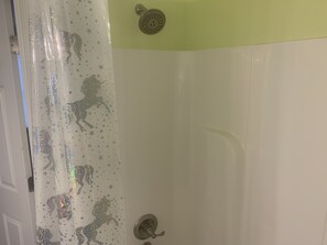 Ducha y bañera combinadas, bañera de hidromasaje, bidé y toallas
