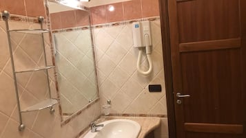 Combinazione doccia/vasca, asciugacapelli, bidet, asciugamani