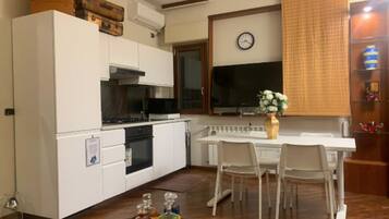 Frigorifero, microonde, forno, piano cottura