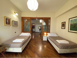 3 habitaciones, escritorio, tabla de planchar con plancha y wifi gratis 