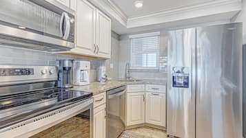 Frigorífico, microondas, horno y placa de cocina