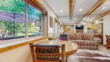 Télévision, lecteur de DVD, livres