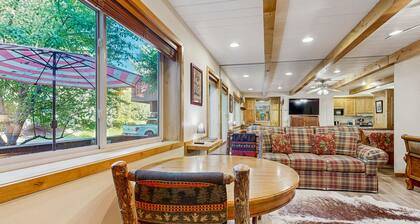 Lovely Studio Close to Dollar Mountain w/Full Kitchen/ Free WiFi/ Deck/ Netflix