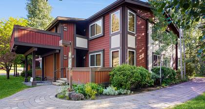 Lovely Studio Close to Dollar Mountain w/Full Kitchen/ Free WiFi/ Deck/ Netflix