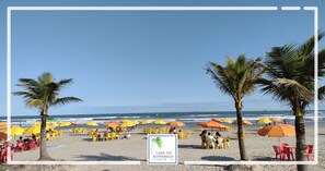 Perto da praia, espreguiçadeiras 