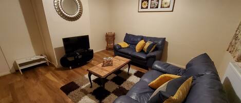 舒適公寓 | 起居區 | 32-吋智慧型電視、數位頻道、電視、Netflix