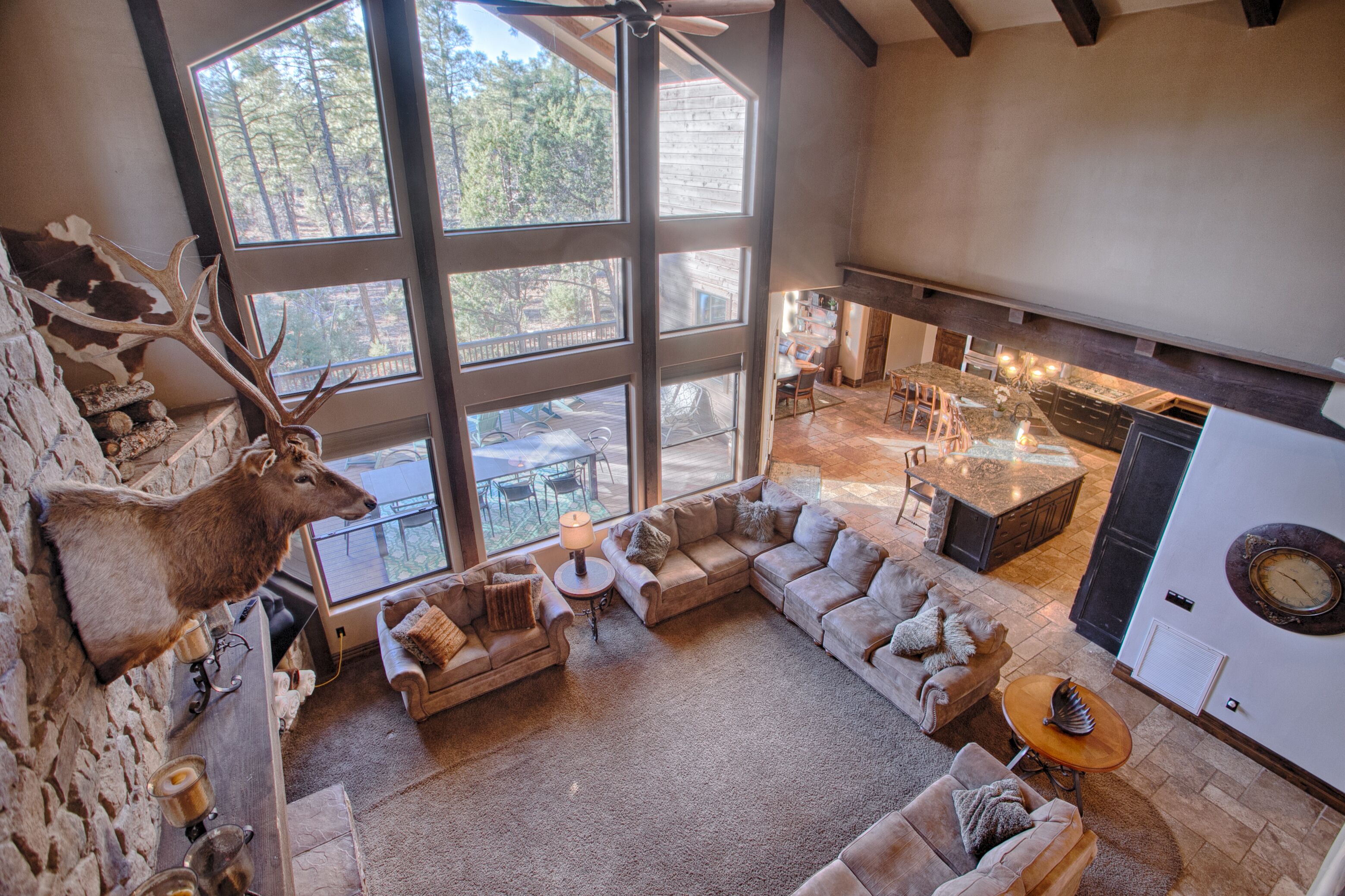 Télévision, cheminée, lecteur de DVD, baby-foot