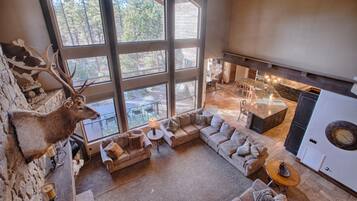 Télévision, cheminée, lecteur de DVD, baby-foot