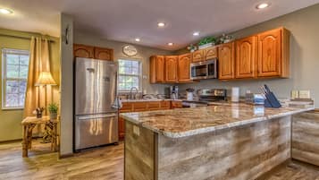 Casa família, 3 quartos, para não fumantes, vista para a montanha | Cozinha privada | Geladeira grande, micro-ondas, cooktop, lava-louças