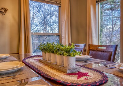 Tree Tops by HoneyBear Cabins