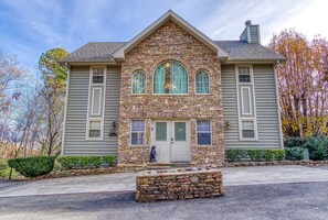 Front of property - Tree Tops by HoneyBear Cabins (Gatlinburg)