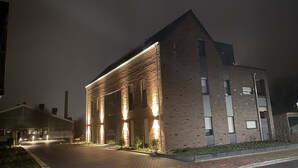 En moderne bygning med murstensfacade og store vinduer.