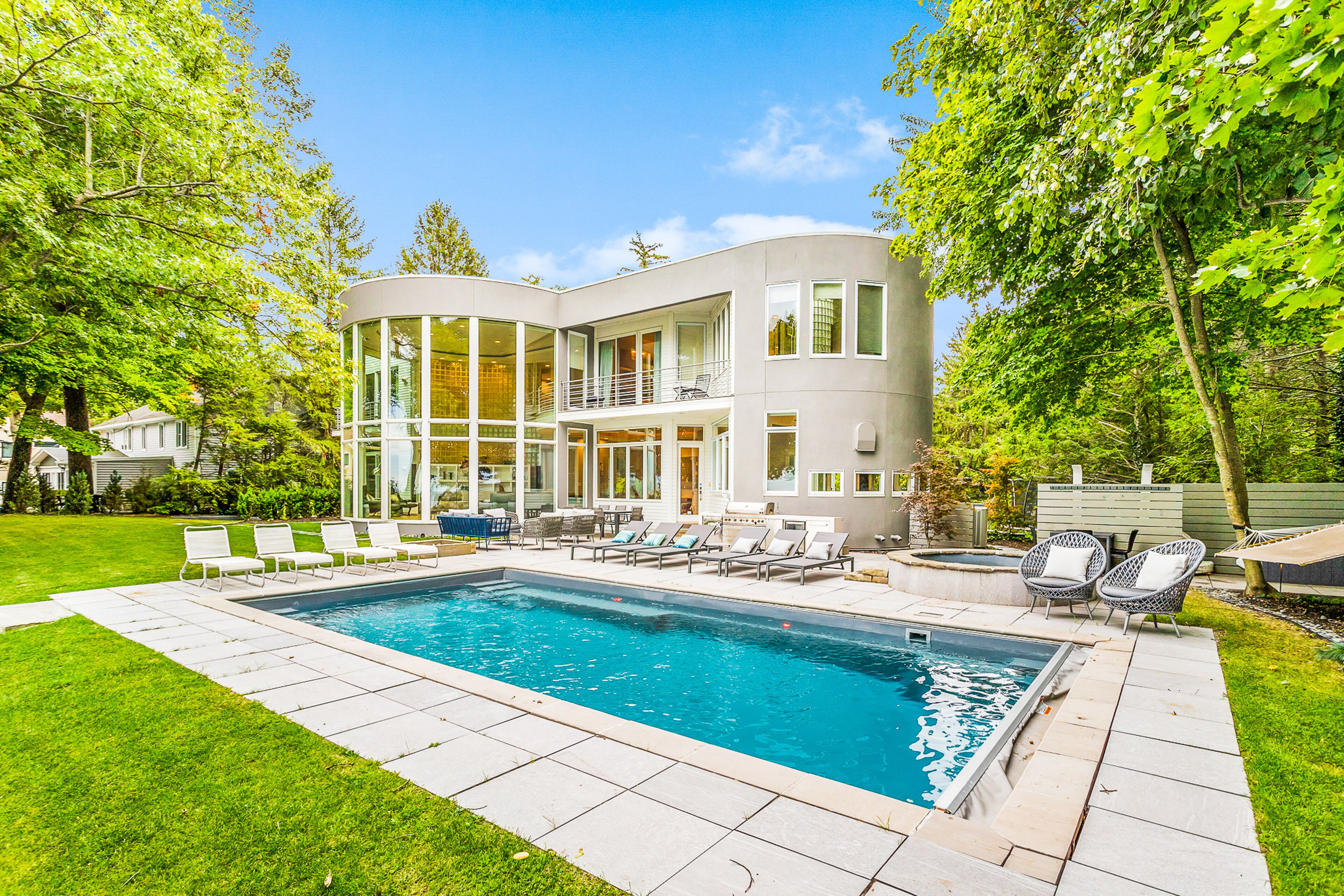 Lakefront home w/ pool, hot tub, guest house & private beach-Dogs ok