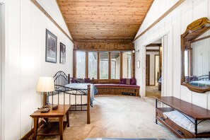 4 habitaciones, escritorio, internet y ropa de cama