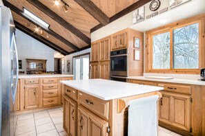 Refrigerador con congelador, microondas, horno y parrilla de estufa 