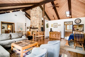 Een televisie, een open haard en een dvd-speler