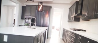 The Elegance Of The Home And Neighborhood. Close to Restaurants, Shops, Downtown