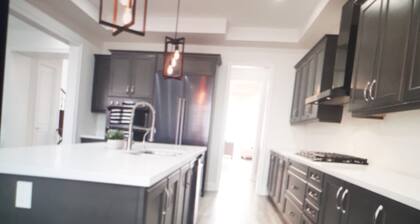 The Elegance Of The Home And Neighborhood. Close to Restaurants, Shops, Downtown