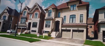 The Elegance Of The Home And Neighborhood. Close to Restaurants, Shops, Downtown