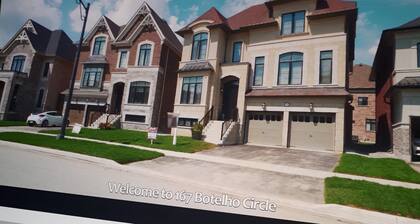 The Elegance Of The Home And Neighborhood. Close to Restaurants, Shops, Downtown