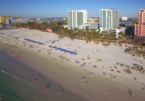 Playa en los alrededores y camastros