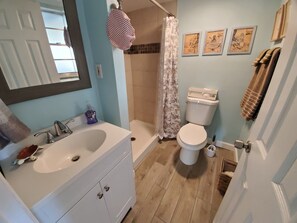 シャワー付き浴槽、ヘアドライヤー、タオル、石鹸