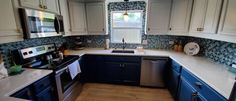 Kjøleskap, mikrobølgeovn, ovn og kokeplater