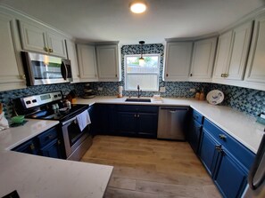 Fridge, microwave, oven, stovetop - Cozy South Venice Home (Venice)